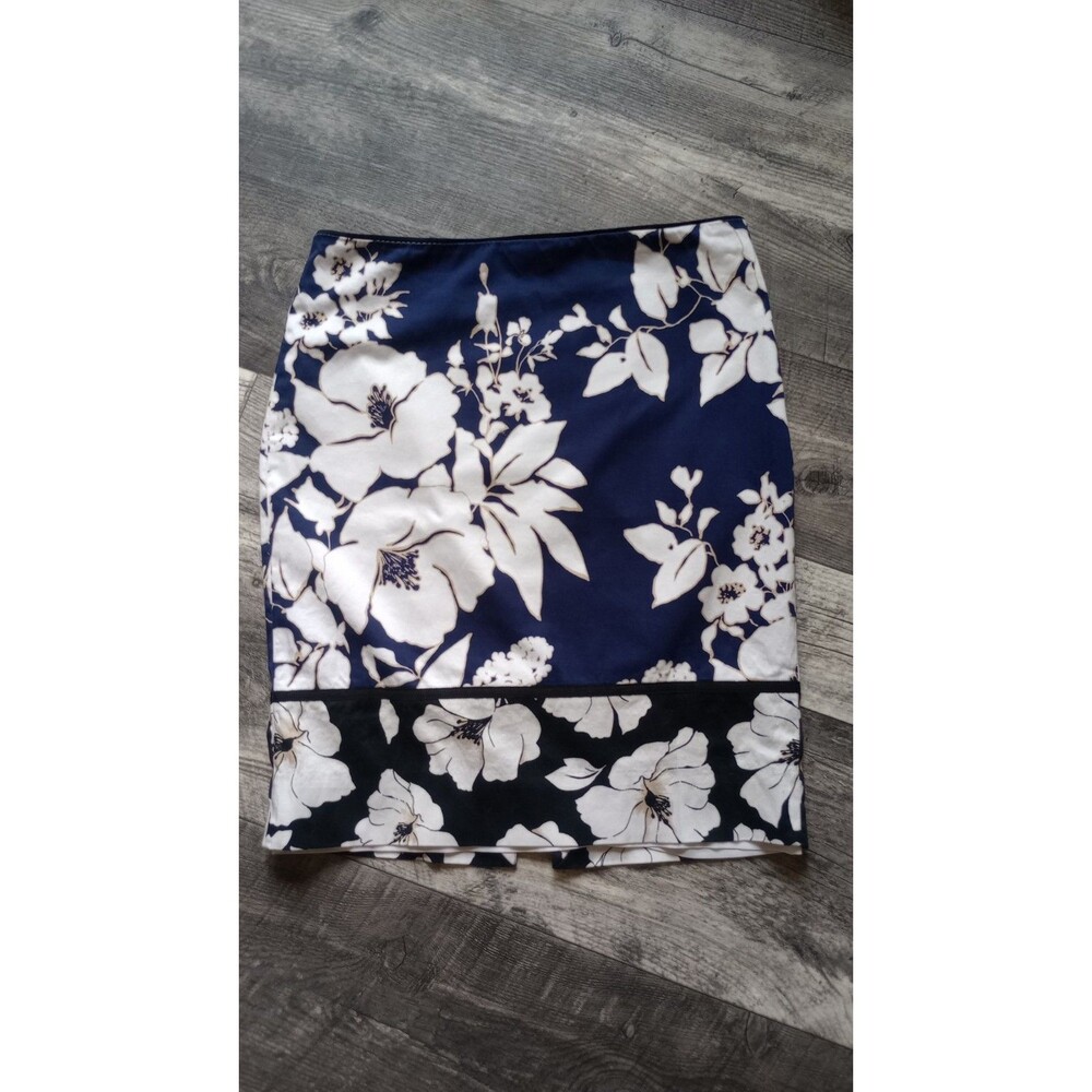 White House Black Market Women's 5 Black, Blue And White Floral Mini Skirt